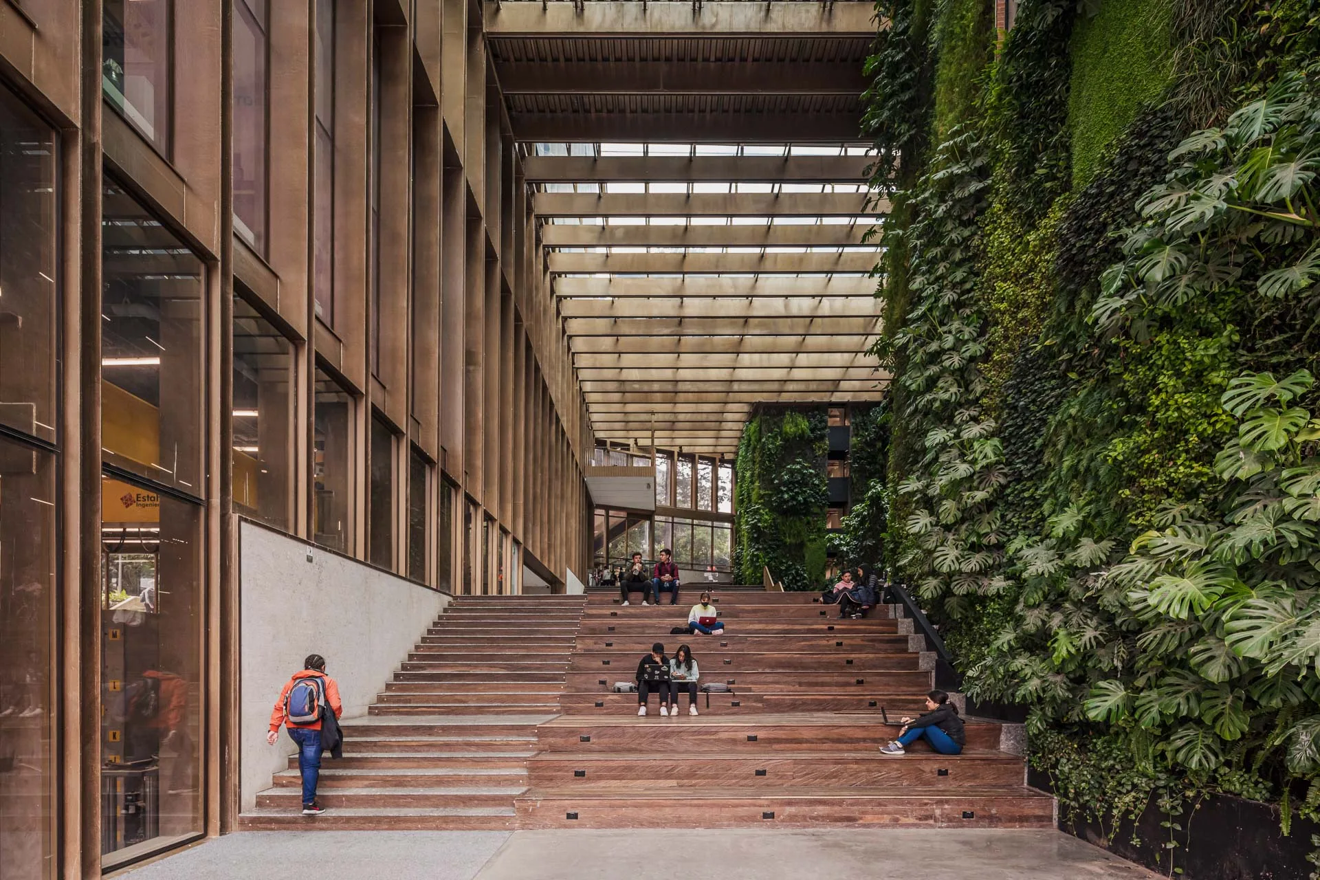 Zonas comunes de estudio con mobiliario a medida e iluminación cenital en el edificio.
